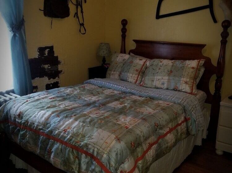 פנסיון Hatfield Mccoy House Inn