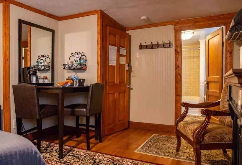 ペンション Hocking Hills Inn