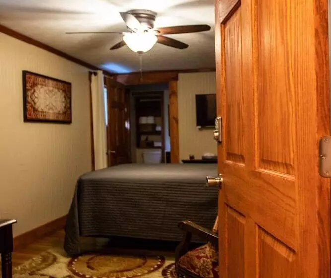 ペンション Hocking Hills Inn