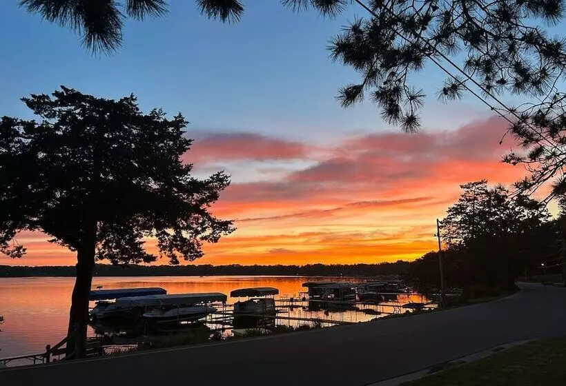 ペンション Lake Ripley Lodge W Lake Front Rooms, Grand Porch, Kayaks & Paddleboard