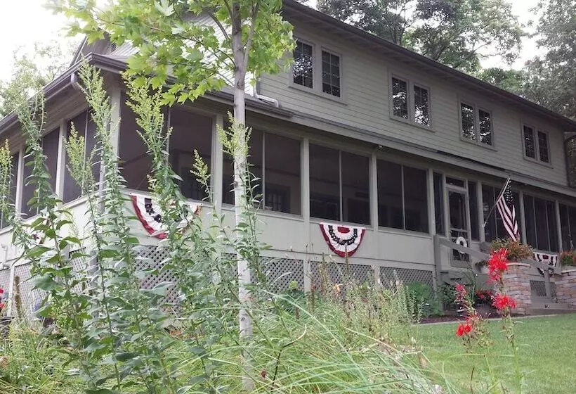 ペンション Lake Ripley Lodge W Lake Front Rooms, Grand Porch, Kayaks & Paddleboard
