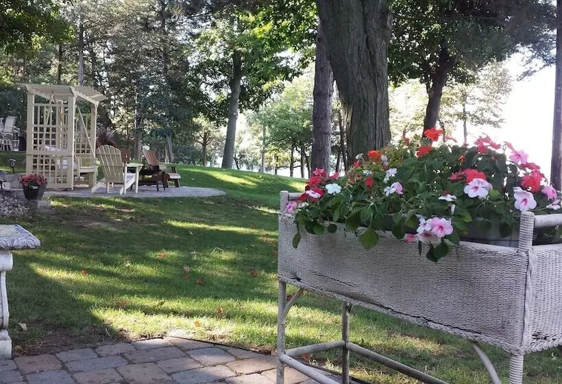 ペンション Lake Ripley Lodge W Lake Front Rooms, Grand Porch, Kayaks & Paddleboard