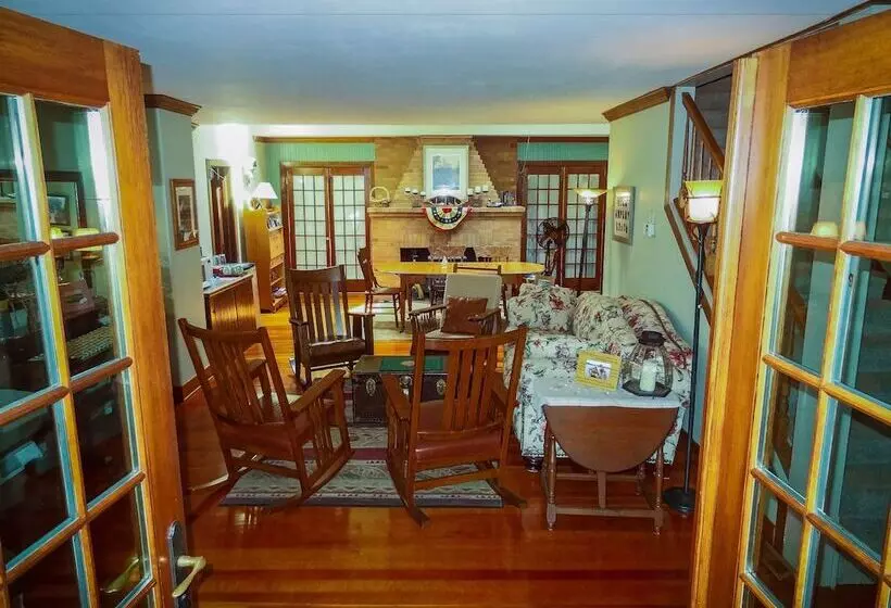 ペンション Lake Ripley Lodge W Lake Front Rooms, Grand Porch, Kayaks & Paddleboard