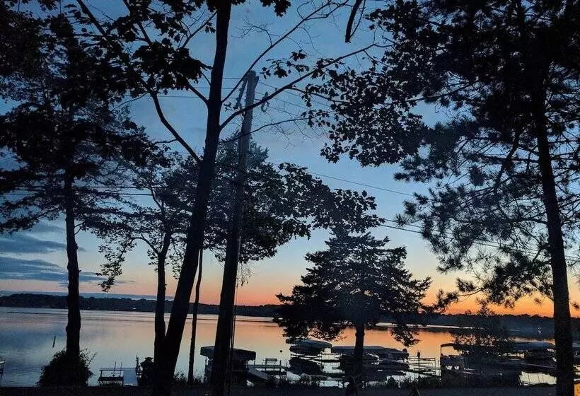 ペンション Lake Ripley Lodge W Lake Front Rooms, Grand Porch, Kayaks & Paddleboard