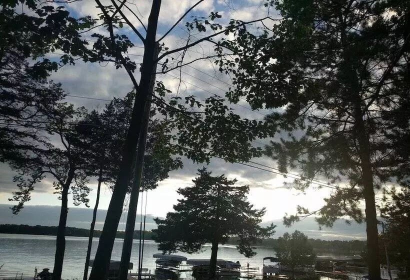 ペンション Lake Ripley Lodge W Lake Front Rooms, Grand Porch, Kayaks & Paddleboard