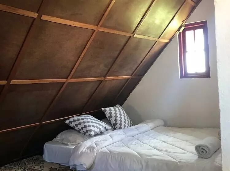 ベッドアンドブレックファースト La Petite Maison Cabañas & Hostal