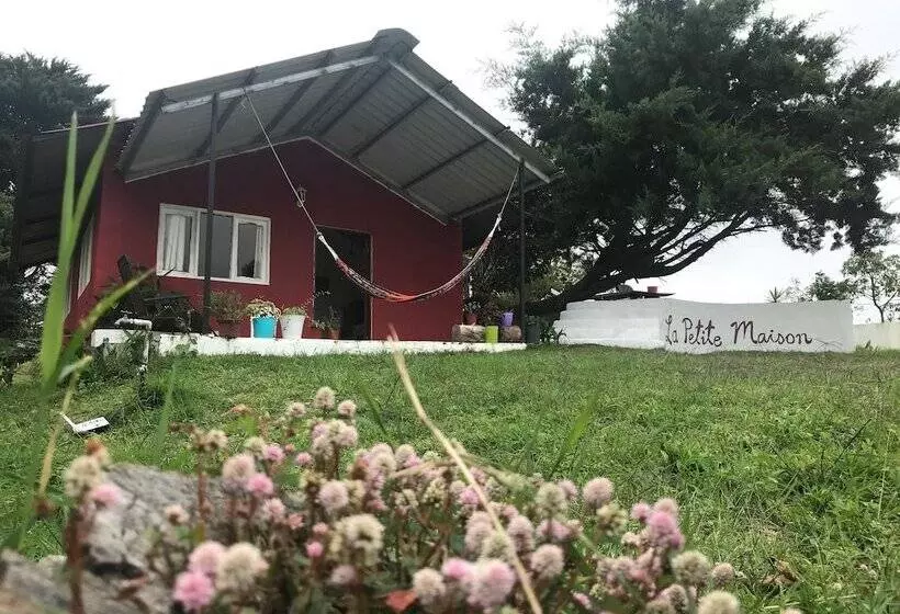 ベッドアンドブレックファースト La Petite Maison Cabañas & Hostal