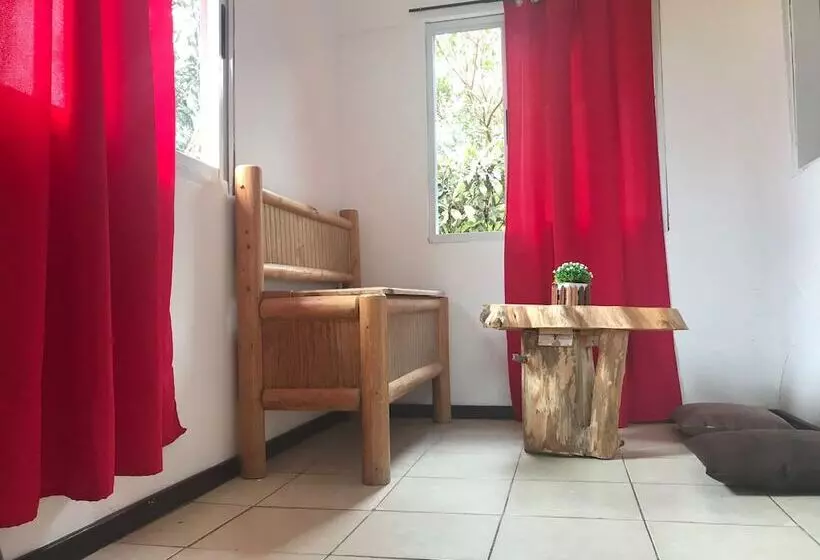 ベッドアンドブレックファースト La Petite Maison Cabañas & Hostal