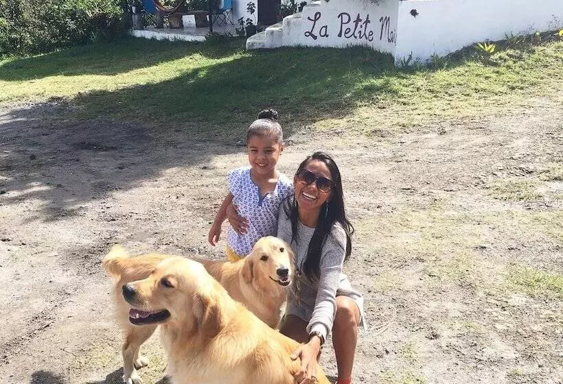 ベッドアンドブレックファースト La Petite Maison Cabañas & Hostal