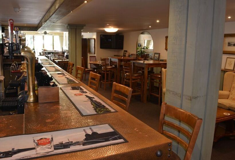 مبيت وإفطار The Greyhound   Winterborne Kingston