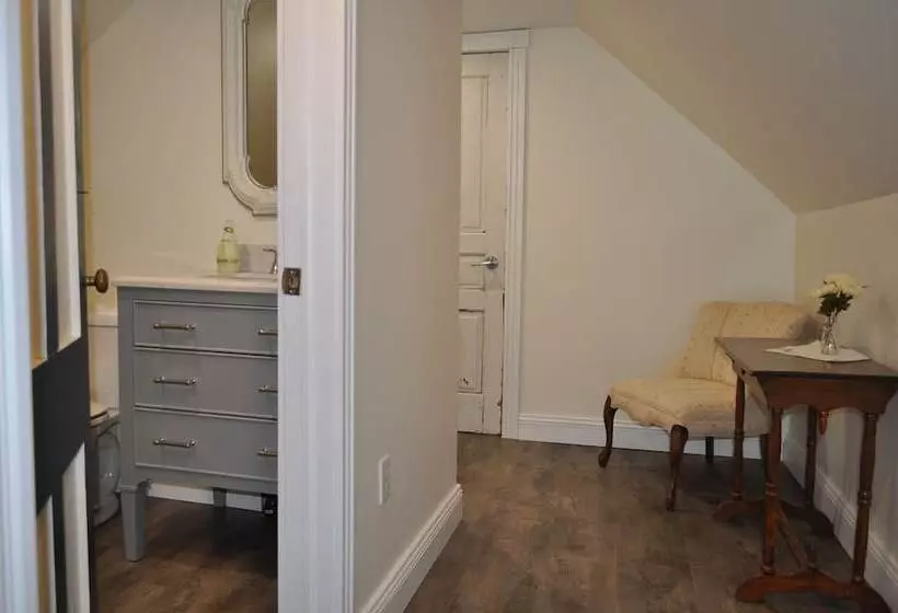 Hotelli Holman's Heritage Suites