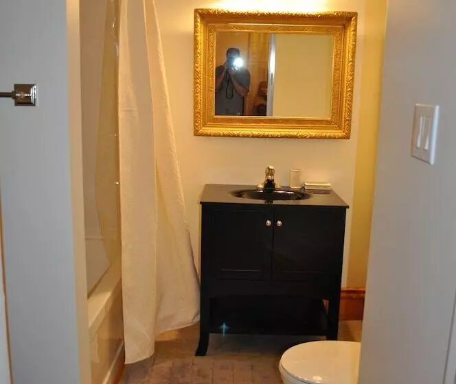 Hotelli Holman's Heritage Suites