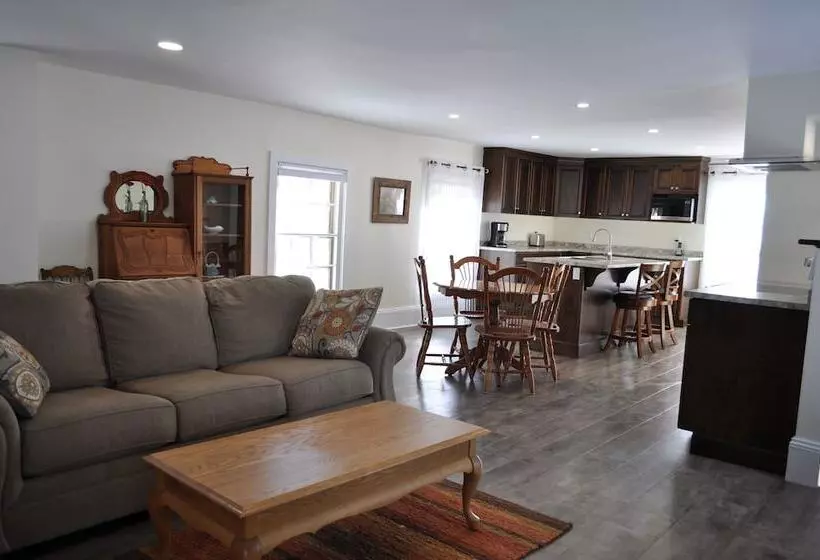 Hotelli Holman's Heritage Suites