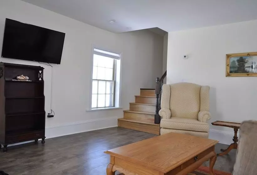 Hotelli Holman's Heritage Suites