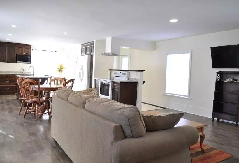 Hotelli Holman's Heritage Suites