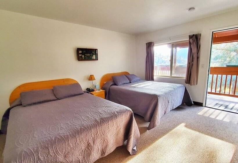 Отель Corral Creek Lodge