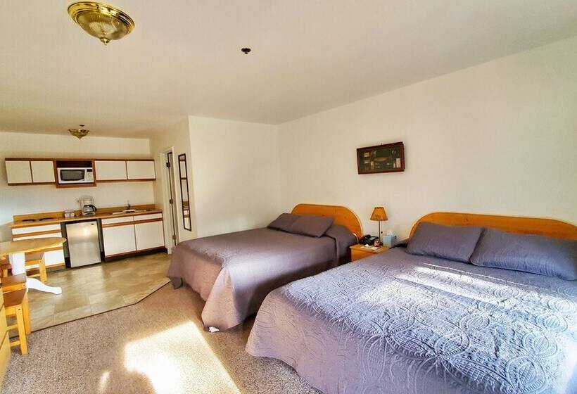 Отель Corral Creek Lodge