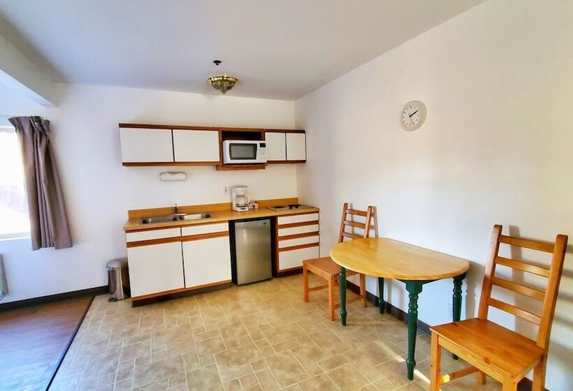 Отель Corral Creek Lodge