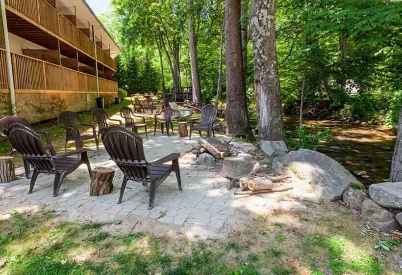 Hotelli Maggie Valley Creekside Lodge