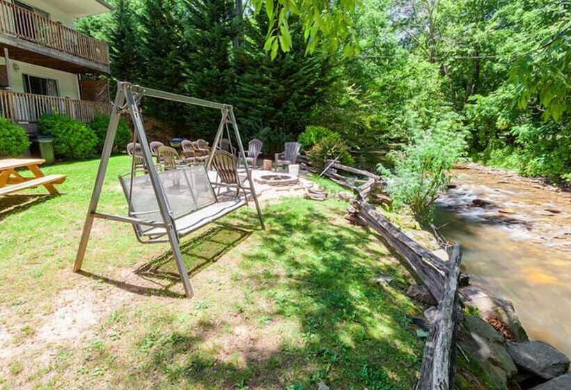 فندق Maggie Valley Creekside Lodge