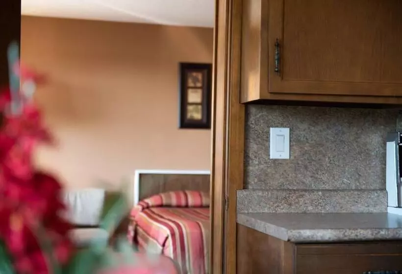 Adams Golden Acres Motel