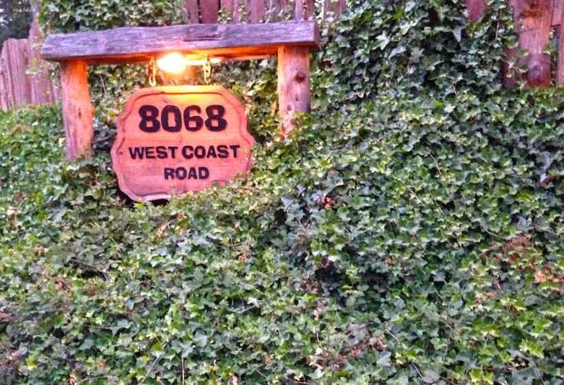 Handsome Dan's At Otter Point