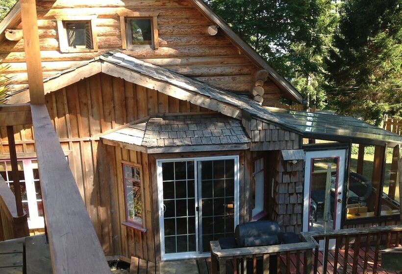 Handsome Dan's At Otter Point