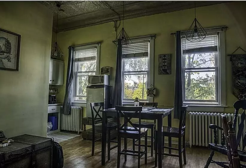 Hotelli Canalside Restaurant, Inn & Kitchen Store