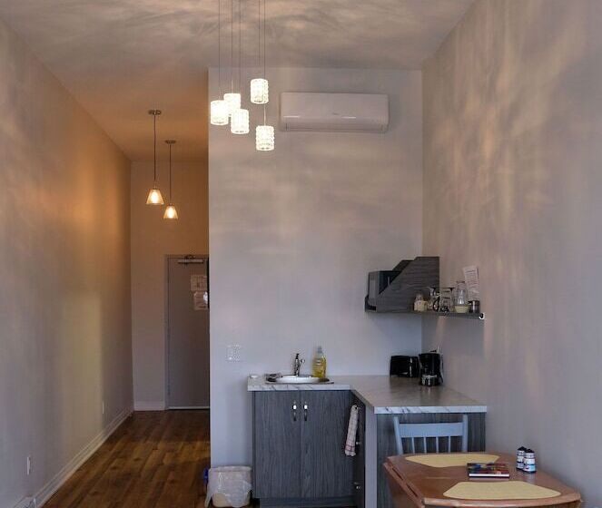 ホテル Canalside Restaurant, Inn & Kitchen Store