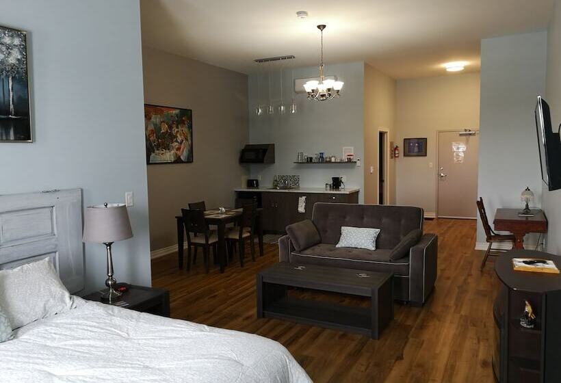 ホテル Canalside Restaurant, Inn & Kitchen Store