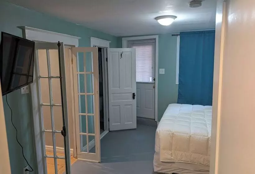 Hotelli Canalside Restaurant, Inn & Kitchen Store