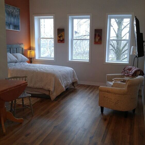 ホテル Canalside Restaurant, Inn & Kitchen Store