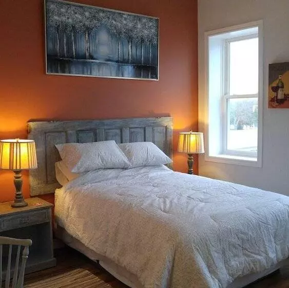 Hotelli Canalside Restaurant, Inn & Kitchen Store