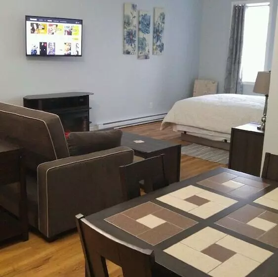 Hotelli Canalside Restaurant, Inn & Kitchen Store