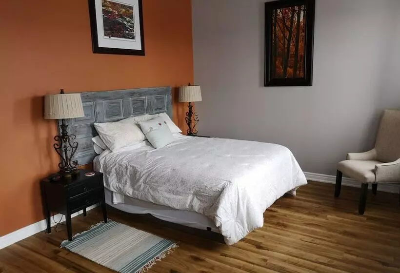 Hotelli Canalside Restaurant, Inn & Kitchen Store