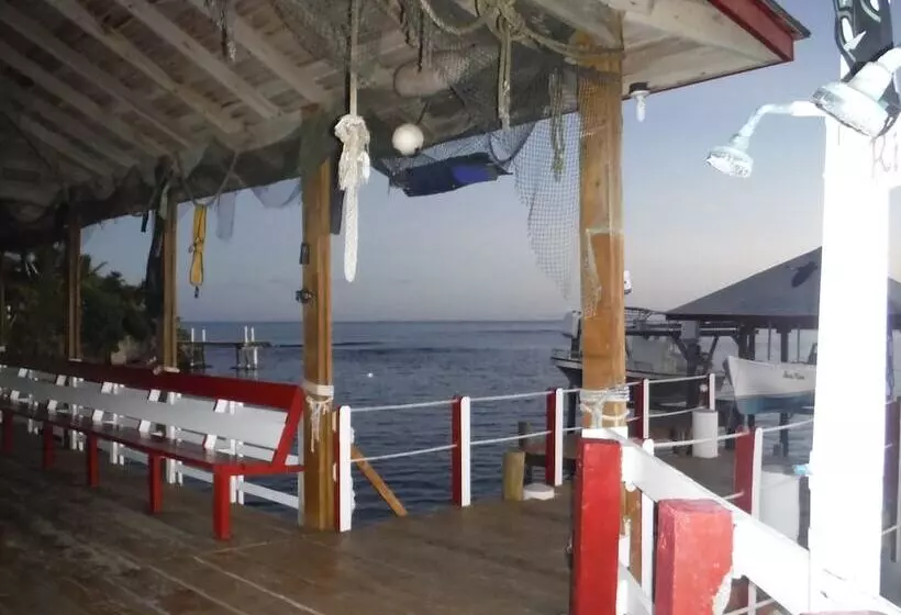 هتل Seagrape Plantation Resort