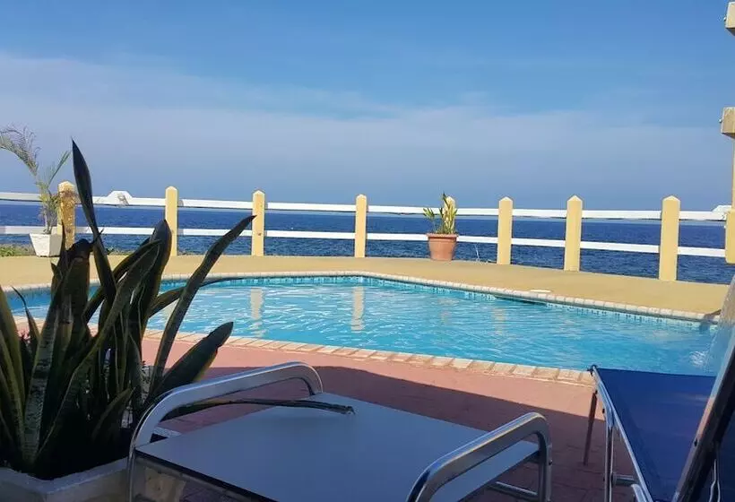 هتل Seagrape Plantation Resort