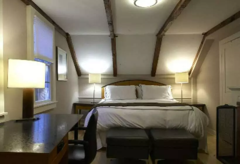 Mooncussers Tavern And Inn