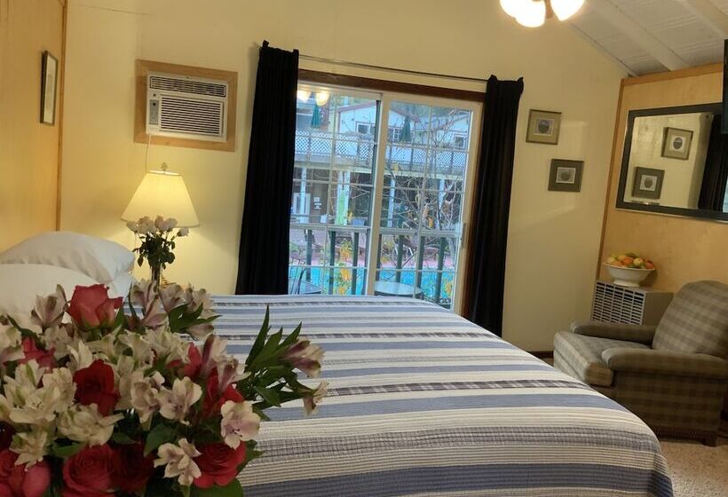 The Woods Hotel   Gay Lgbtq Cabins