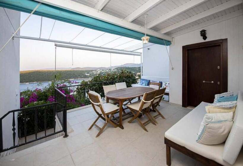 Lovely Triplex With Fantastic Sea View In Turkbuku