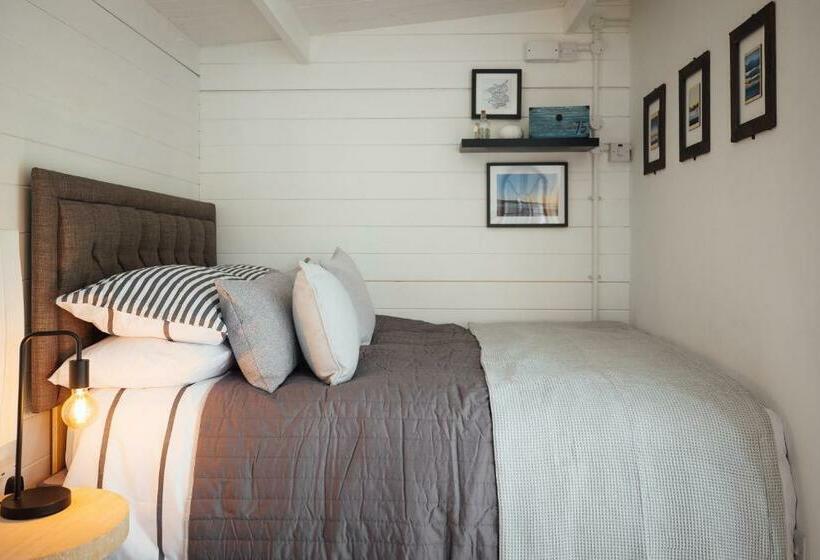 Caban Du Bach Pembroke With Private Garden