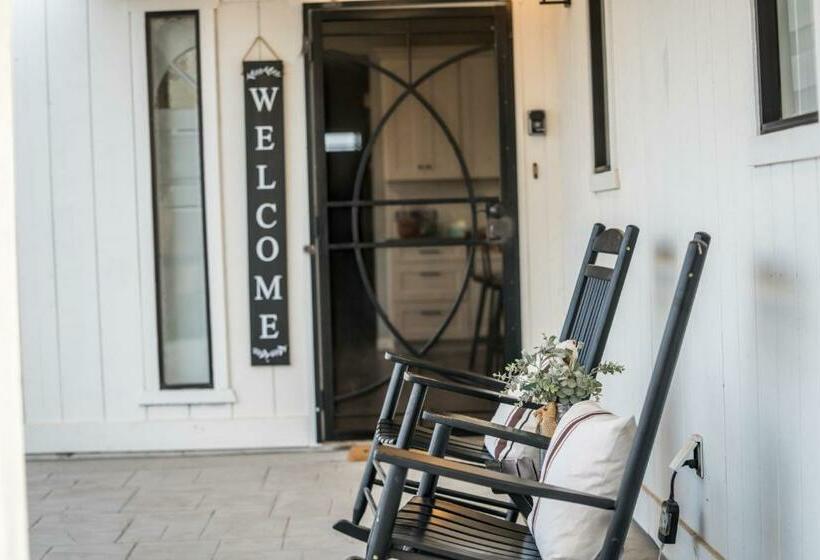 The Vino View Farmhouse