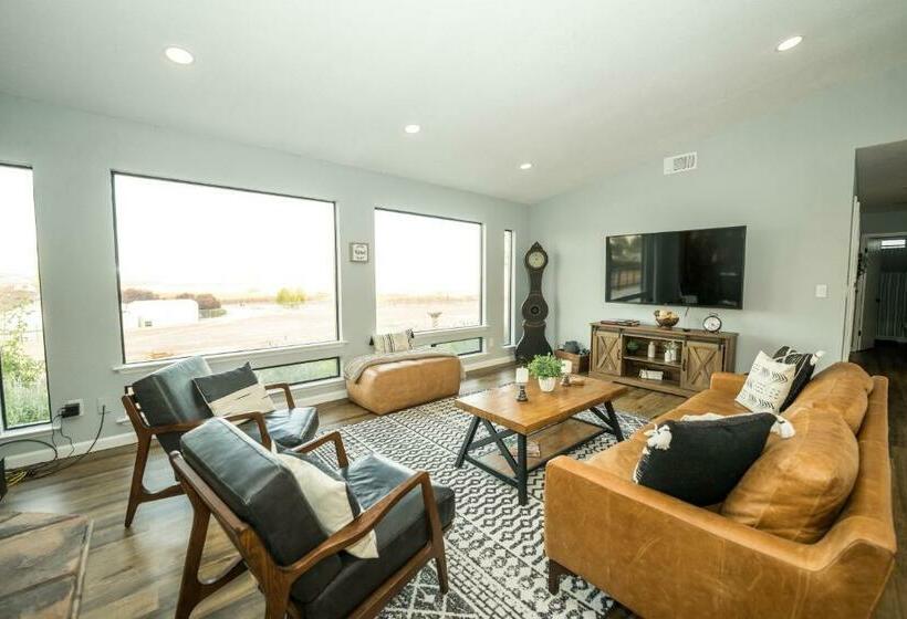 The Vino View Farmhouse