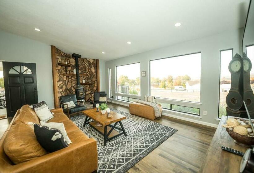 The Vino View Farmhouse