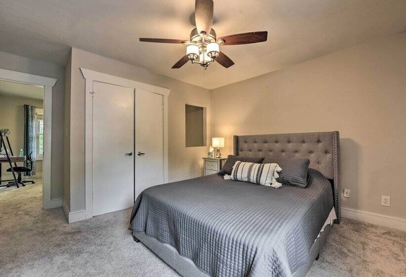 Charlotte Condo W/ Patio: 4 Mi To Downtown!