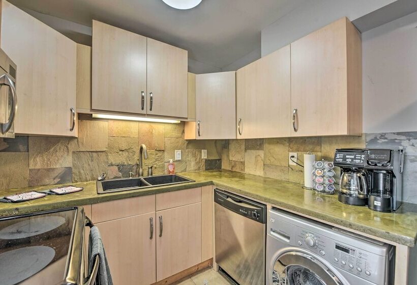 Charlotte Condo W/ Patio: 4 Mi To Downtown!