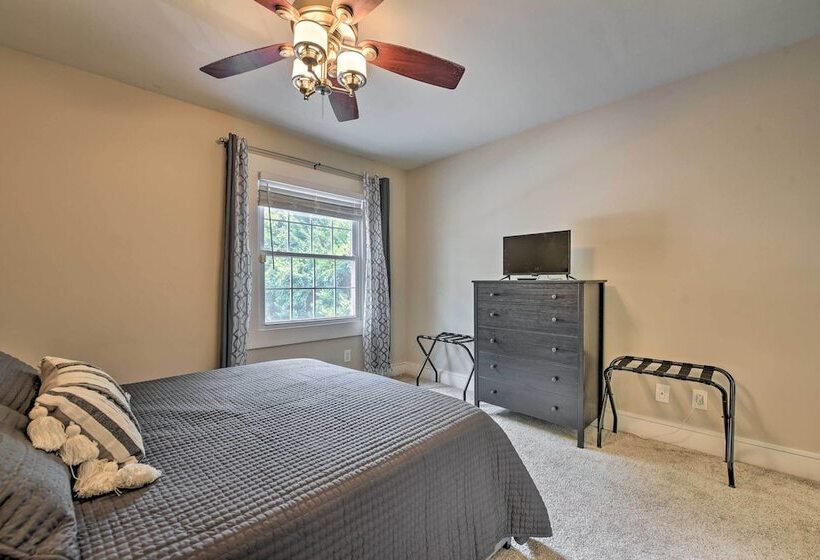 Charlotte Condo W/ Patio: 4 Mi To Downtown!