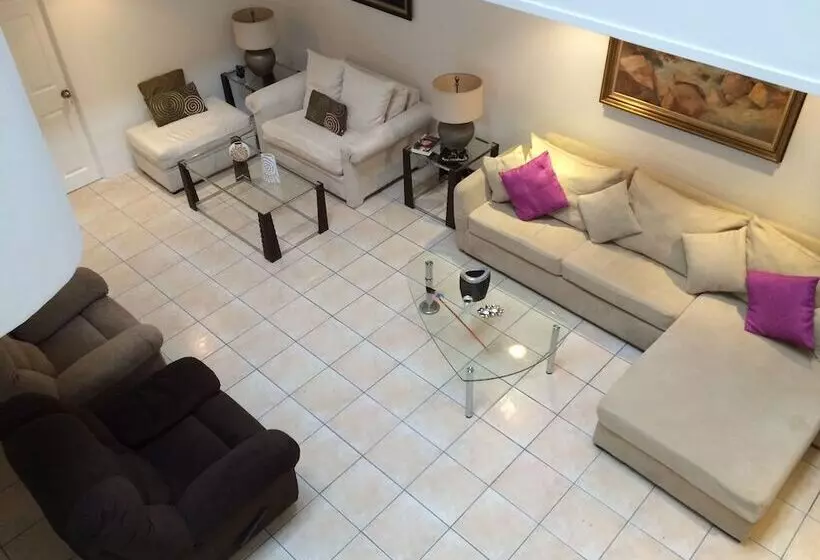 هتل Dream House Escazu