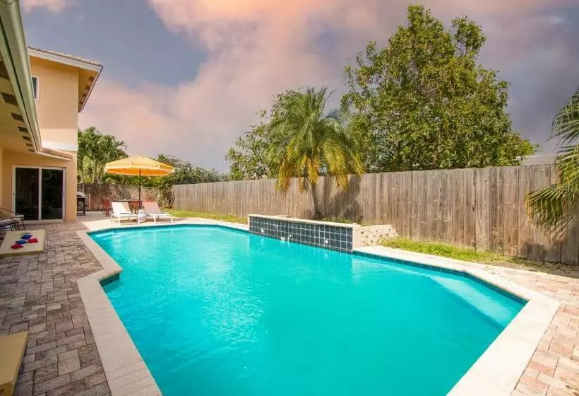Sunflower By Avantstay Pool Bbq Pool Table Outdoor Dining