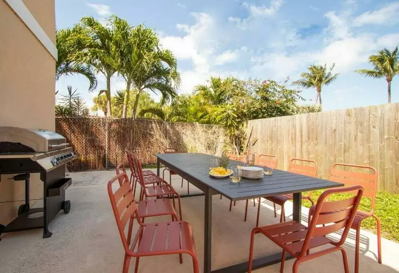 Sunflower By Avantstay Pool Bbq Pool Table Outdoor Dining